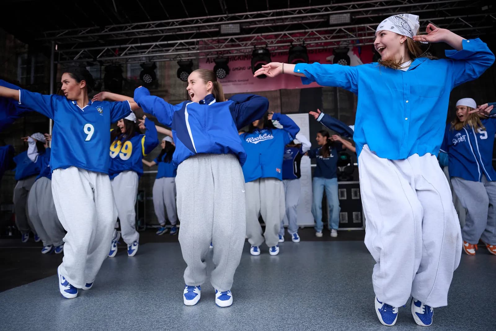 Levelution Crew haben Spaß auf der Bühne beim Stadtfest