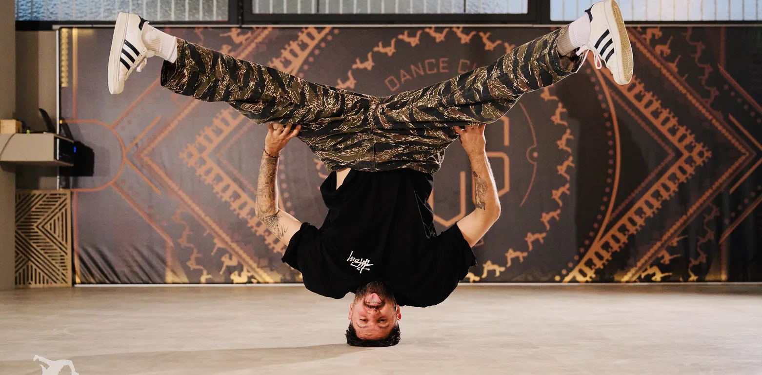 Memi im Kopfstand im Dance Cube Studio