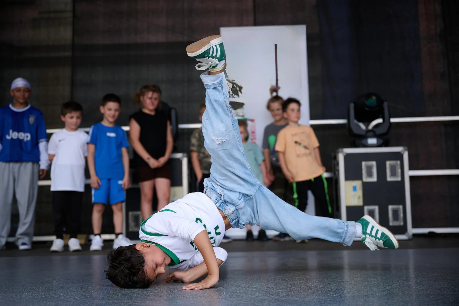 Memi Demiri macht einen Air Freeze in seiner Tanzschule