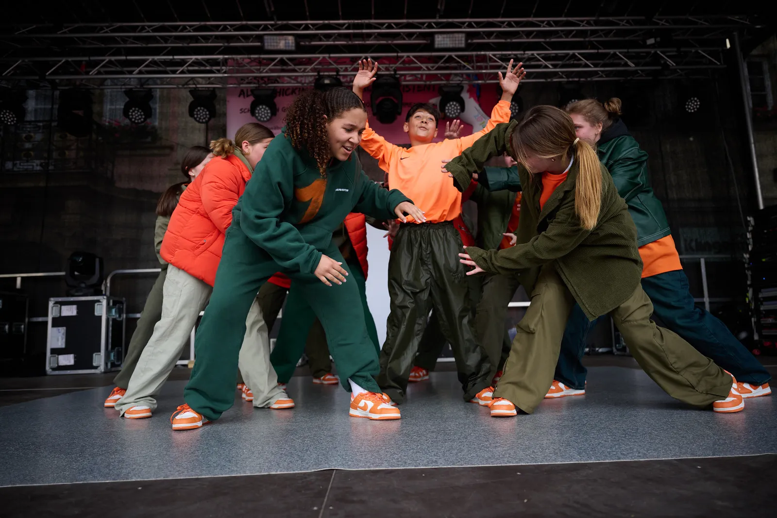 Aufstellung der Gruppe Brotect auf der Bühne beim Stadtfest