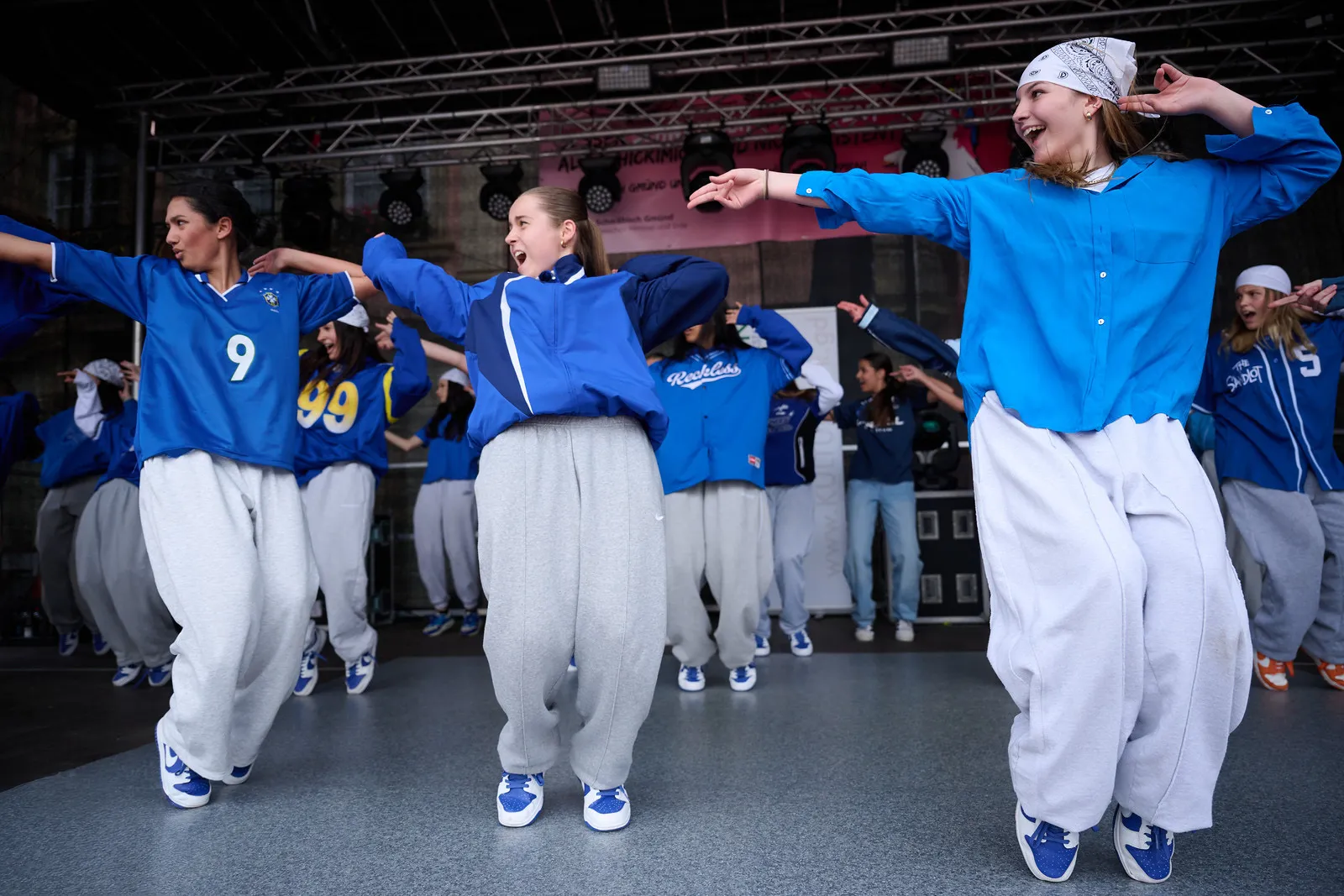 Levelution Crew haben Spaß auf der Bühne beim Stadtfest
